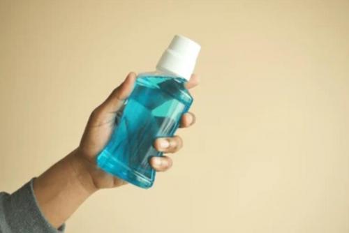 Можно ли использовать ополаскиватель для рта вместо чистки зубов. Чем полоскать рот после еды