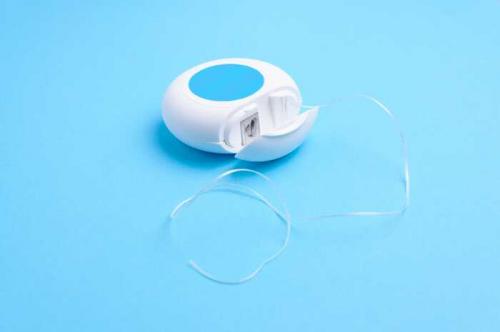 Почему использование зубной нити так важно, и какие ошибки при этом чаще всего допускаются. Сага о стоматологии. Глав. Как пользоваться зубной нитью и стоит ли вообще?