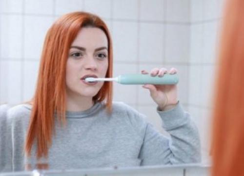 Как часто следует менять зубную щетку, чтобы избежать накопления бактерий. Как часто надо менять зубную щетку — рекомендации стоматологов?